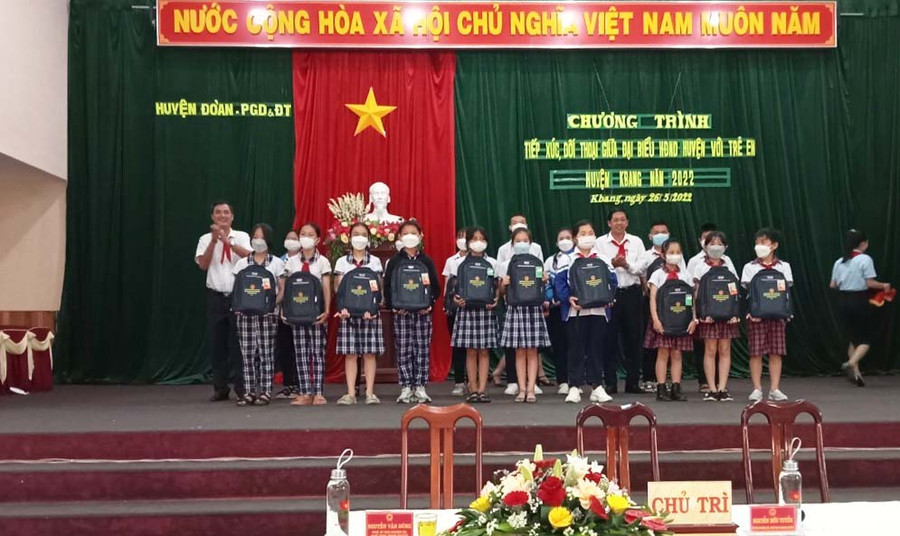 Đại biểu Hội đồng Nhân dân huyện Kbang tặng 100 suất quà cho các em học sinh tham gia chương trình tiếp xúc, đối thoại
