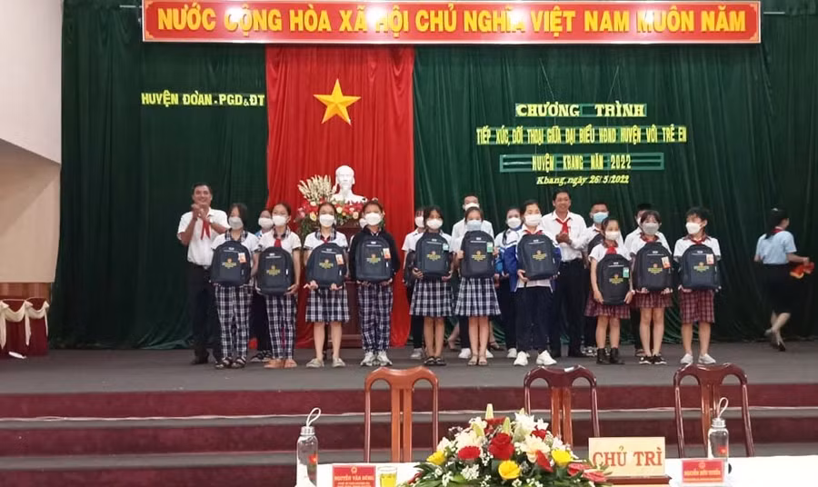 Đại biểu Hội đồng Nhân dân huyện Kbang tặng 100 suất quà cho các em học sinh tham gia chương trình tiếp xúc, đối thoại