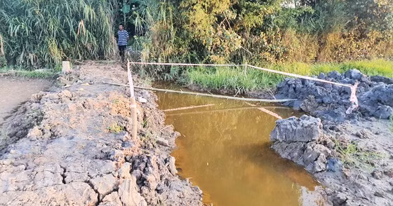  Hố công trình đọng nước, nơi cháu N.N.L. bị đuối nước