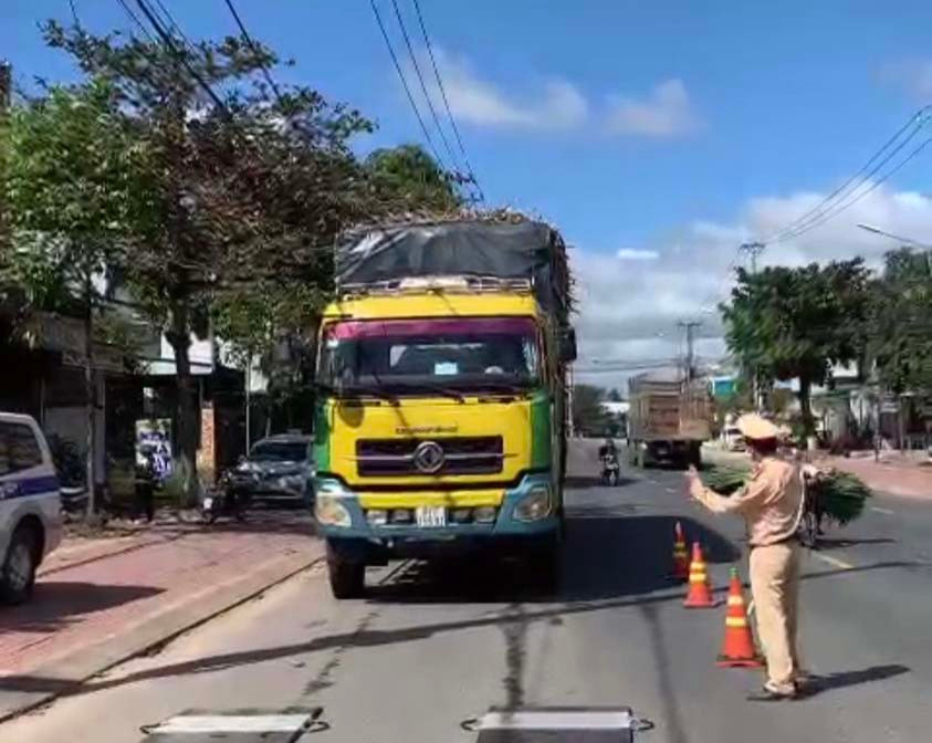 Đội Cảnh sát giao thông đường bộ số 3 (Công an tỉnh) kiểm tra tải trọng phương tiện. Ảnh: Lê Anh Đội CSGT đường bộ số 3 Công an tỉnh kiểm tra tải trọng phương tiện. Ảnh: Lê Anh