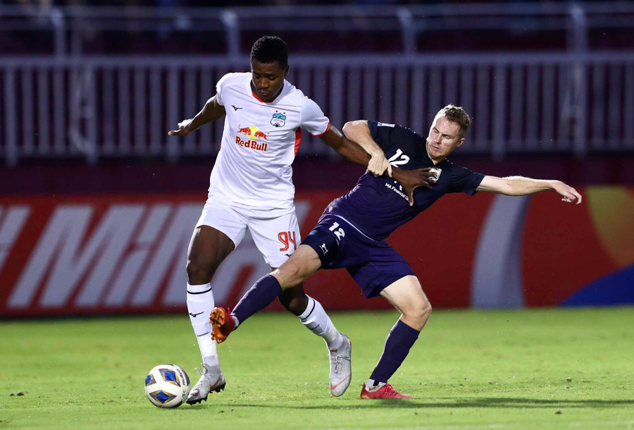 HAGL (trái) đã có chiến thắng đầu tiên ở giải đấu châu lục. Ảnh: Quang Thịnh