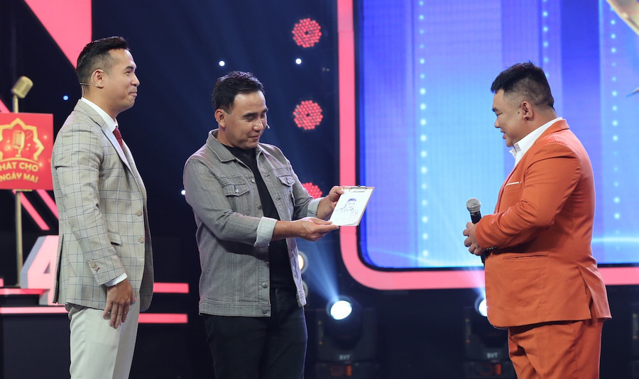 Nam ca sĩ trổ tài vẽ tranh tặng thí sinh Hát cho ngày mai. Ảnh: BTC