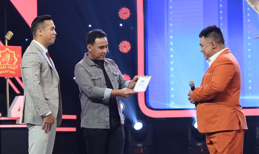 Nam ca sĩ trổ tài vẽ tranh tặng thí sinh Hát cho ngày mai. Ảnh: BTC