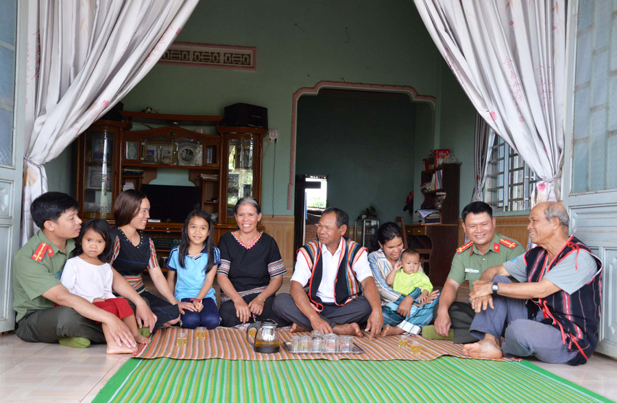 Cán bộ Phòng An ninh nội địa (Công an tỉnh) thực hiện “4 cùng” với Nhân dân. Ảnh: Thúy Trinh Cán bộ Phòng An ninh nội địa thực hiện “4 cùng” với Nhân dân. Ảnh: Thúy Trinh