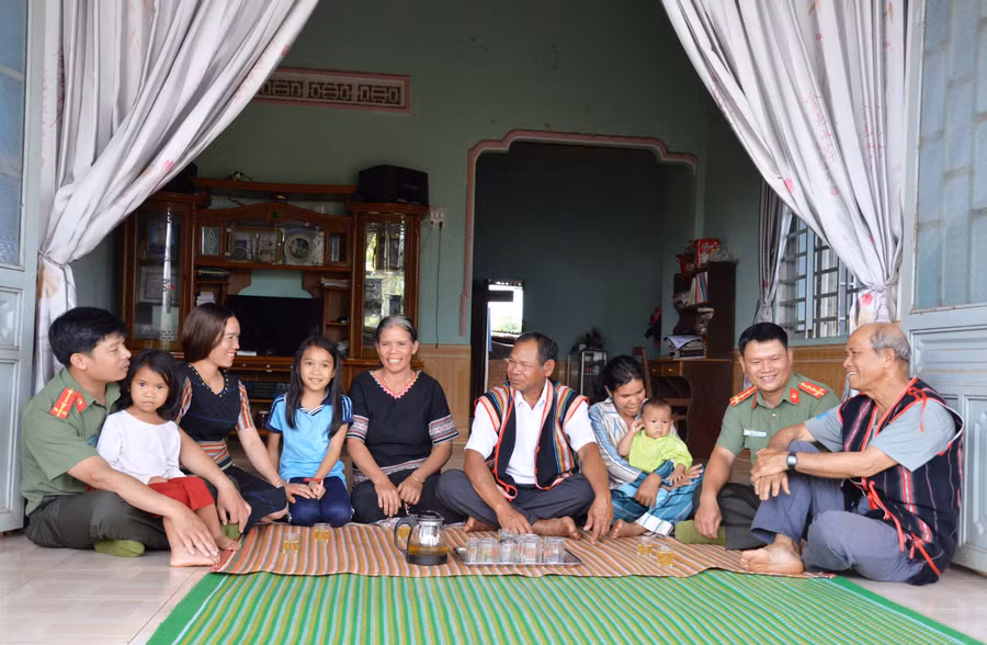 Cán bộ Phòng An ninh nội địa thực hiện “4 cùng” với Nhân dân. Ảnh: Thúy Trinh