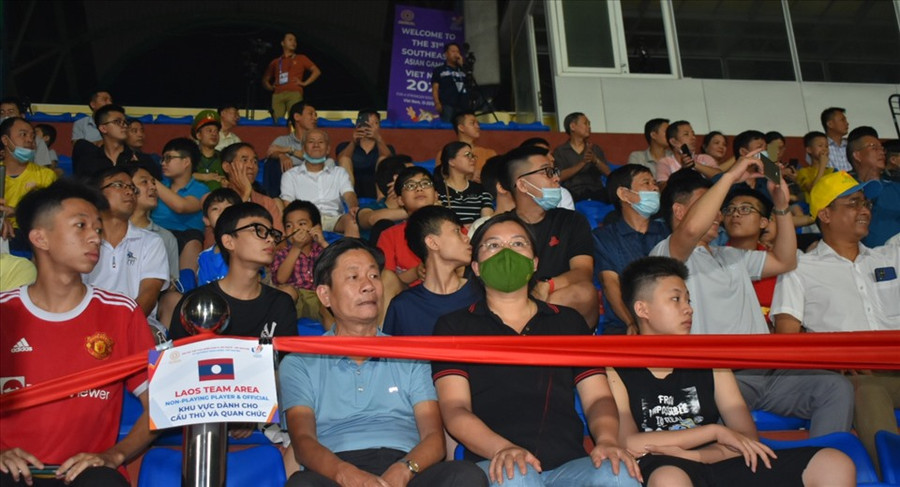  Sân vận động Thiên Trường như thường lệ vẫn đầy ắp khán giả ở trận đấu muộn. Ảnh: Trung Du