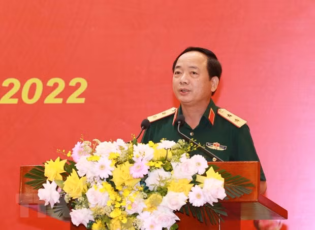 Trung tướng Đỗ Quyết, Uỷ viên Trung ương Đảng, Phó Chủ nhiệm Tổng cục chính trị Quân đội nhân dân Việt Nam tham luận tại hội thảo. (Ảnh: Phương Hoa/TTXVN)