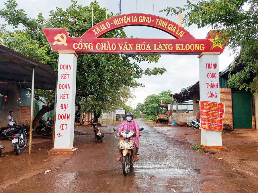 Đường vào làng Kloong. Ảnh: Vĩnh Hoàng