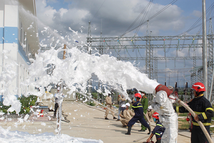  Đội Chữa cháy và Cứu nạn cứu hộ khu vực An Khê diễn tập chữa cháy tại Nhà máy điện gió Hưng Hải Gia Lai- Ảnh: Chí Thành