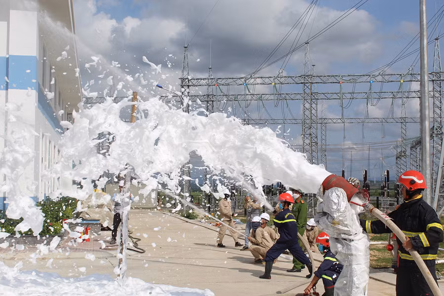  Đội Chữa cháy và Cứu nạn cứu hộ khu vực An Khê diễn tập chữa cháy tại Nhà máy điện gió Hưng Hải Gia Lai- Ảnh: Chí Thành