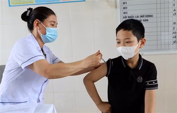  Tiêm vaccine ngừa COVID-19. (Nguồn: TTXVN)