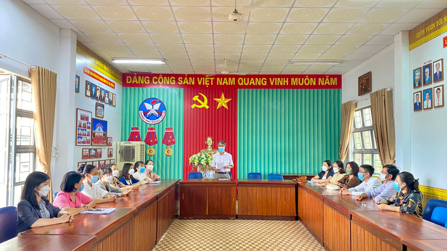  Cán bộ, giáo viên Trường THPT Pleiku họp bàn xây dựng tổ hợp môn học lựa chọn và cụm chuyên đề học tập cho lớp 10 năm học 2022-2023. Ảnh: Mộc Trà