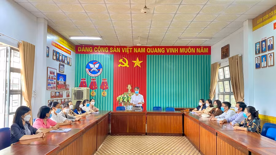  Cán bộ, giáo viên Trường THPT Pleiku họp bàn xây dựng tổ hợp môn học lựa chọn và cụm chuyên đề học tập cho lớp 10 năm học 2022-2023. Ảnh: Mộc Trà