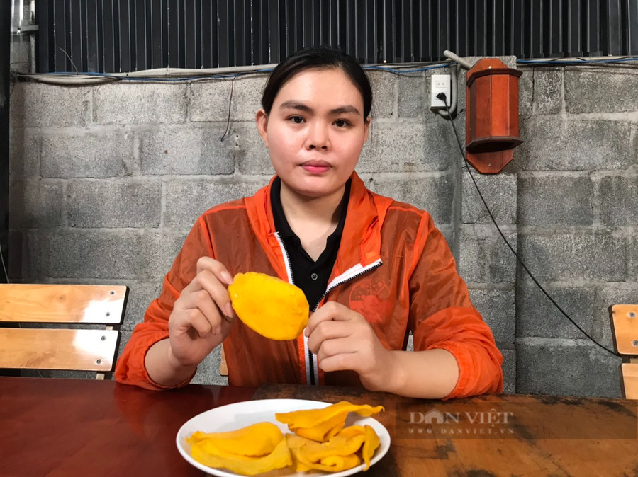 Sản phẩm xoài sấy muối ớt Tây Ninh có hương vị vừa thơm, ngon rất đặc trưng. Ảnh: Công Tâm