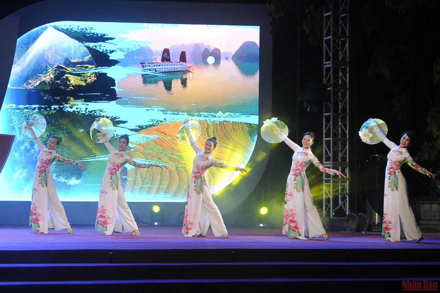 Chương trình nghệ thuật tại Lễ khai mạc Lễ hội Du lịch Hà Nội năm 2022. (Ảnh: Đăng Khoa) Chương trình nghệ thuật tại Lễ khai mạc Lễ hội Du lịch Hà Nội năm 2022. (Ảnh: Đăng Khoa)