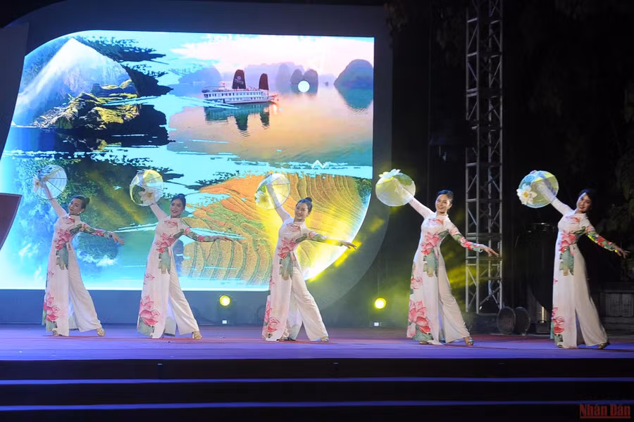 Chương trình nghệ thuật tại Lễ khai mạc Lễ hội Du lịch Hà Nội năm 2022. (Ảnh: Đăng Khoa)