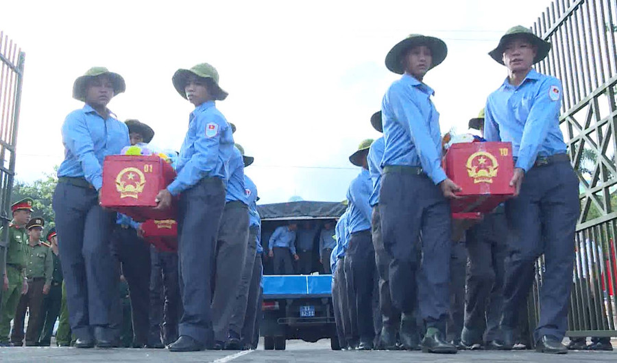 Đội K52 ( Bộ Chỉ huy quân sự tỉnh Gia Lai) đưa các Liệt sỹ vào Nhà tưởng niệm Liệt sỹ - Nghĩa trang Liệt sỹ huyện Đức Cơ. Ảnh: Đoàn Bình