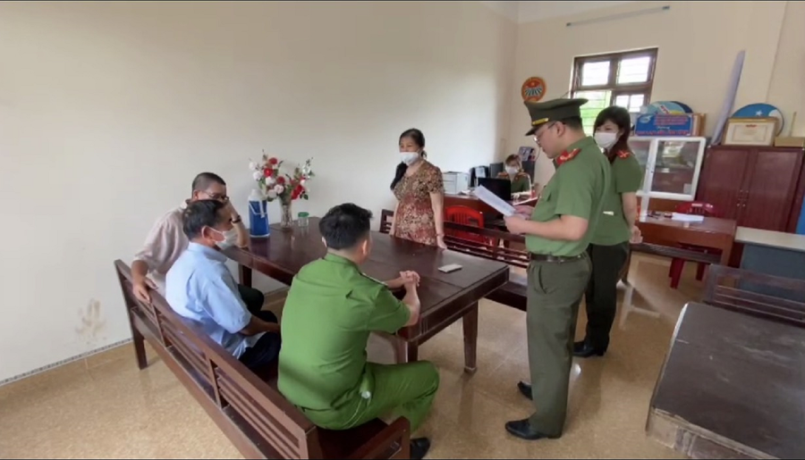 CQĐT đọc quyết định khởi tố bị can Vũ Thị Hạnh. Ảnh: CACC