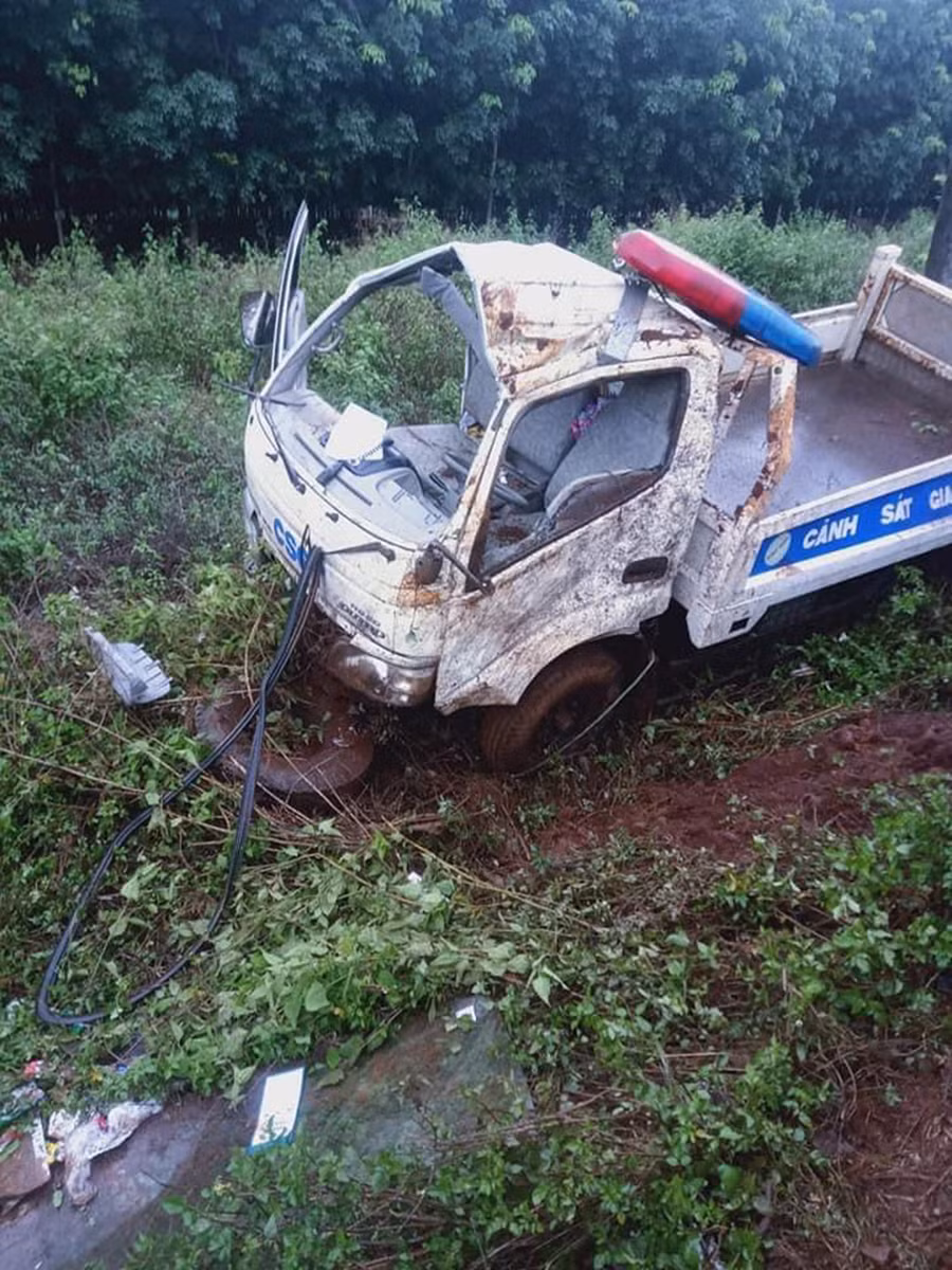  Xe ô tô Đội CSGT đường bộ số 1 gặp tai nạn khi bị nổ lốp. Ảnh: Lê Anh