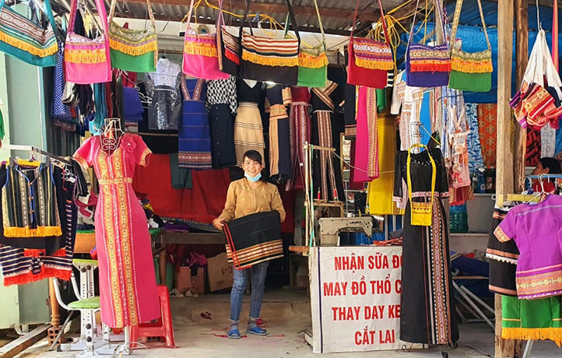 Cửa hàng may trang phục truyền thống các dân tộc của chị Nguyễn Thị Hoa, thôn Ya De, xã Ya Xiêr