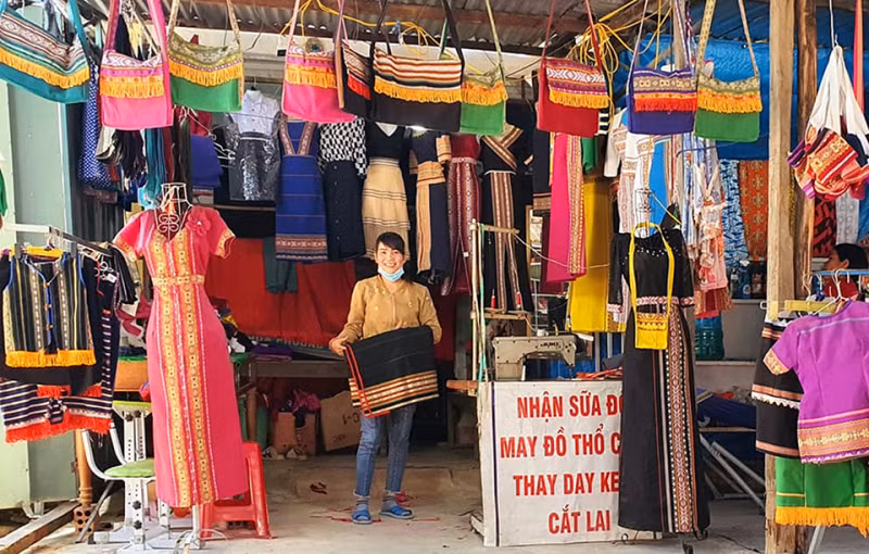 Cửa hàng may trang phục truyền thống các dân tộc của chị Nguyễn Thị Hoa, thôn Ya De, xã Ya Xiêr