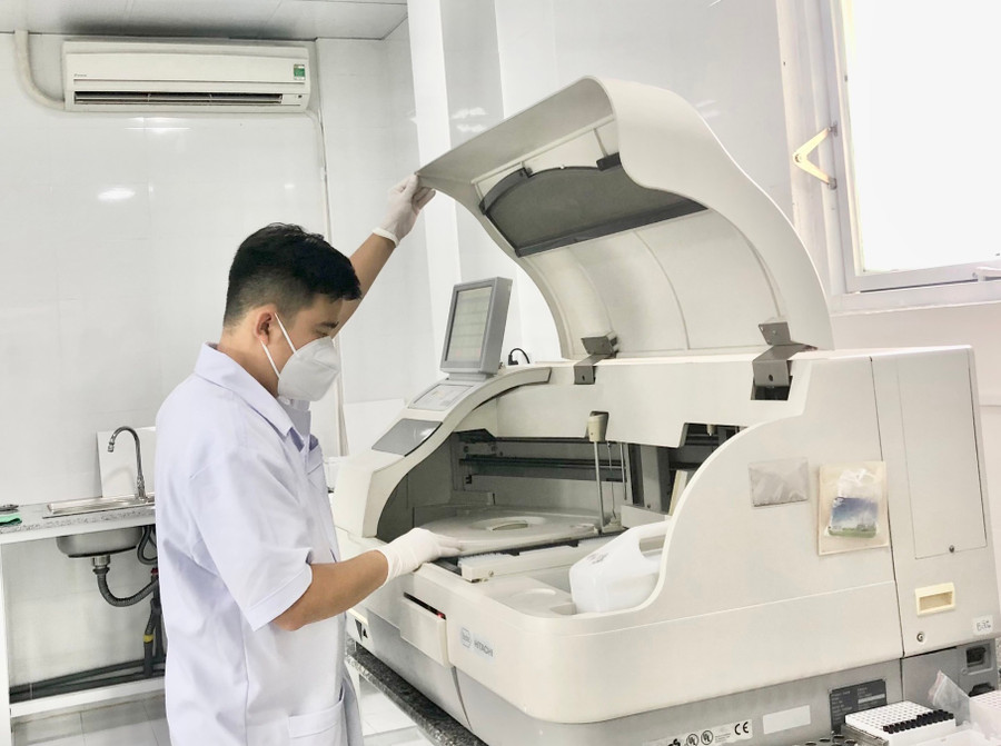 Để phục vụ cho việc xét nghiệm, tầm soát ung thư, Trung tâm Xét nghiệm Y khoa Medilab Gia Lai đã đầu tư cơ sở vật chất khang trang, trang thiết bị hiện đại, đạt chuẩn giúp cho việc xét nghiệm đạt kết quả chuẩn xác. Ảnh: Như Nguyện