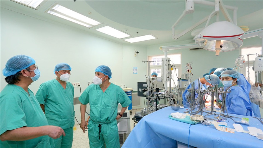Lãnh đạo Bệnh viện Trung ương Huế trao đổi, chỉ đạo trực tiếp ca ghép tim cho bệnh nhân tại bệnh viện. Ảnh: BV