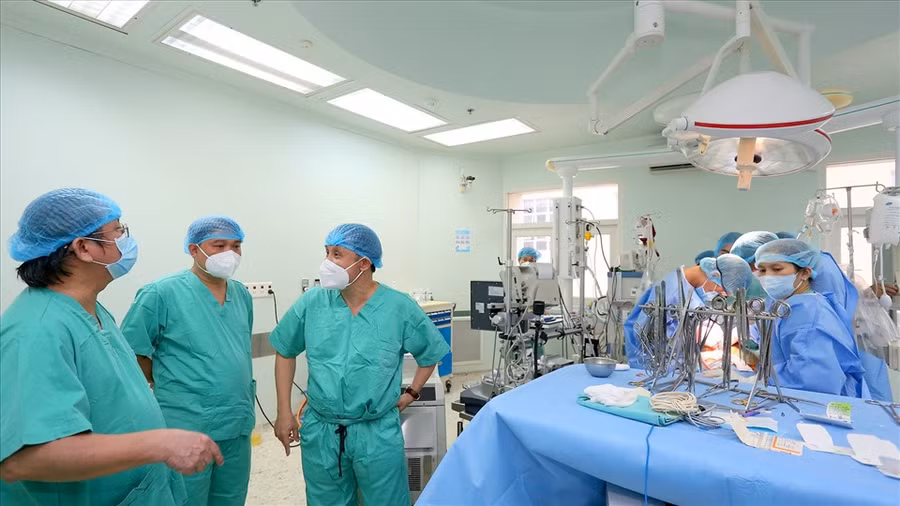 Lãnh đạo Bệnh viện Trung ương Huế trao đổi, chỉ đạo trực tiếp ca ghép tim cho bệnh nhân tại bệnh viện. Ảnh: BV