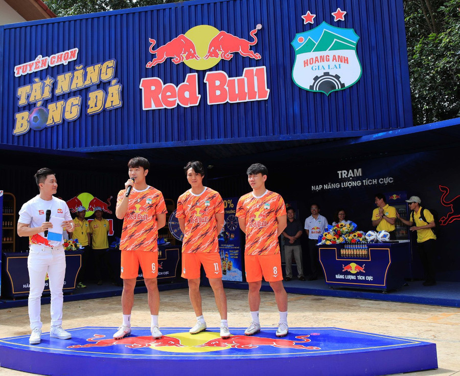 Xuân Trường, Tuấn Anh và Minh Vương động viên các thí sinh. Ảnh: Linh Nhi