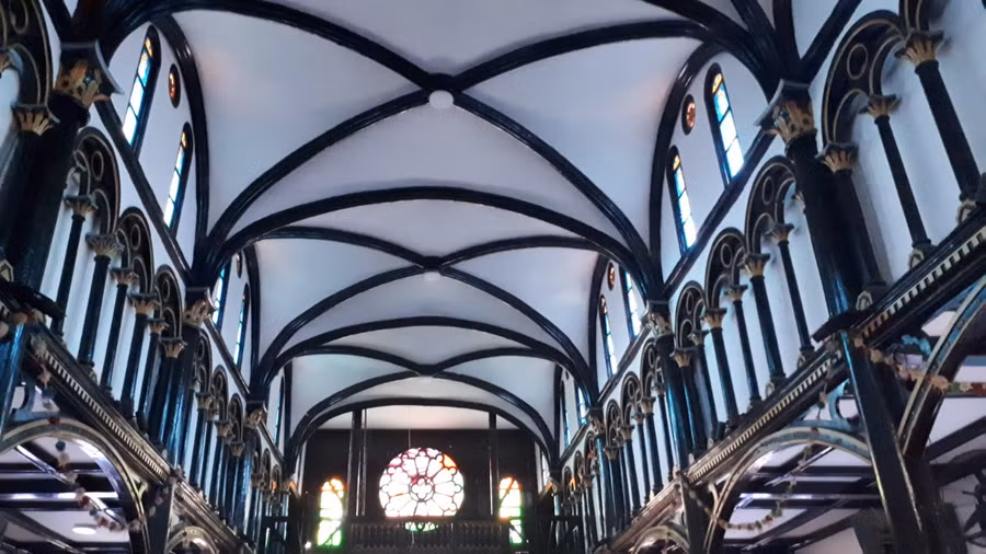 Trần, tường và vách được trát bằng loại vật liệu đất trộn rơm theo kiểu nhà truyền thống của người miền Trung Việt Nam.