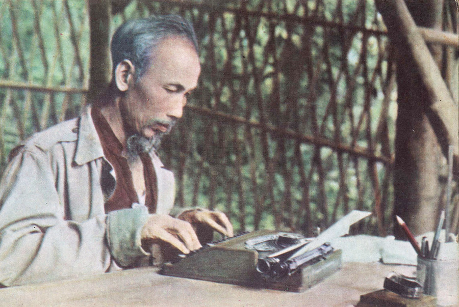 Chủ tịch Hồ Chí Minh làm việc tại Việt Bắc năm 1952. Ảnh tư liệu Chủ tịch Hồ Chí Minh làm việc tại Việt Bắc năm 1952. Ảnh tư liệu