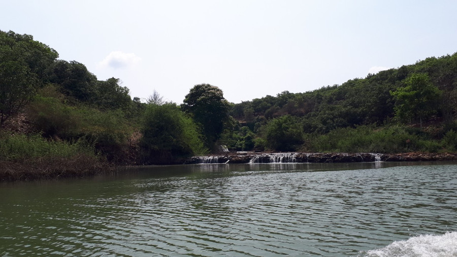 Thác Mơ là điểm nhấn trong hành trình tham quan lòng hồ thuỷ điện Sê San 4. Thác là một nhánh của sông Pô Kô, chảy ngược về hướng Tây.