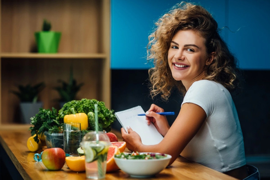 Để sống thọ, bạn nên ăn 5 phần trái cây hoặc rau mỗi ngày. Ảnh: Shutterstock