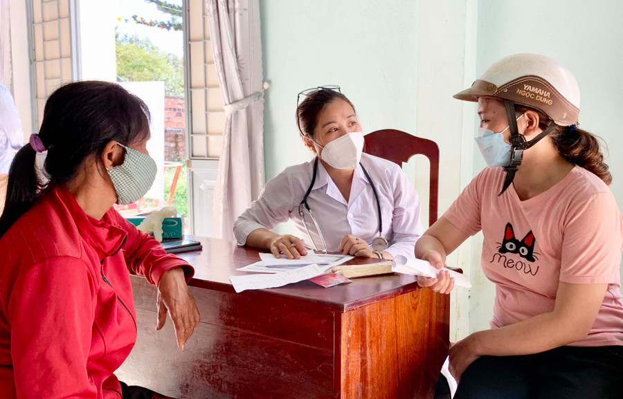 Khám bệnh, cấp thuốc miễn phí cho người dân xã Ia Băng (huyện Chư Prông) trong Tháng Nhân đạo năm 2022. Ảnh: Như Nguyện