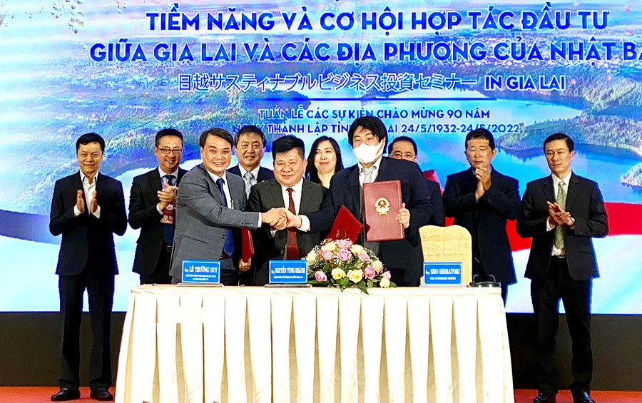 Sở Ngoại vụ tỉnh Gia Lai-FSC và Trung tâm giao lưu Nhật-Việt ký kết hợp tác chiến lược. Ảnh: Hà Duy