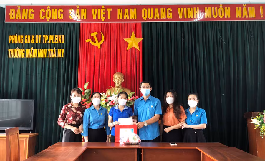 Hoạt động này nhằm động viên, chia sẻ khó khăn với đoàn viên, người lao động trên địa bàn TP. Pleiku. Ảnh: Bá Bính