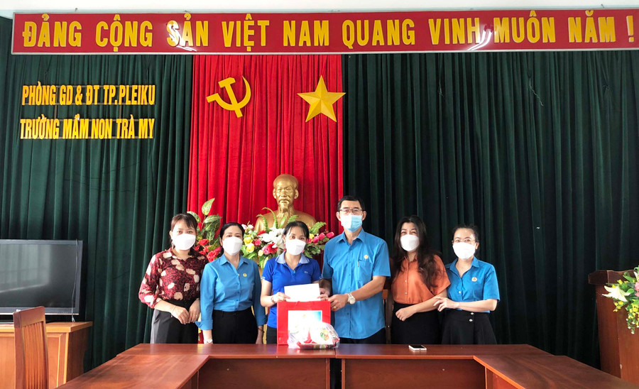 Hoạt động này nhằm động viên, chia sẻ khó khăn với đoàn viên, người lao động trên địa bàn TP. Pleiku. Ảnh: Bá Bính
