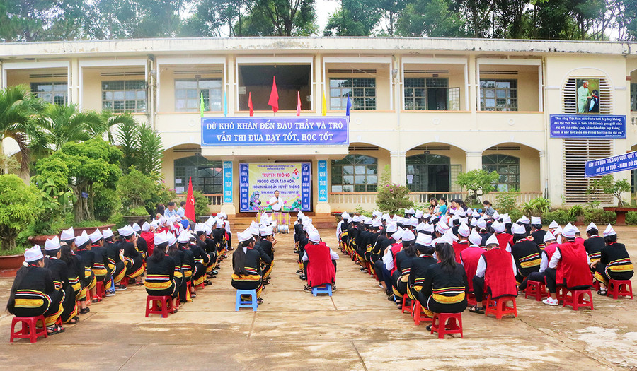 Quang cảnh buổi truyền thông ngừa tảo hôn, hôn nhân cận huyết. Ảnh: Ngọc Thu  Học sinh trao đổi với tuyên truyền viên tại buổi truyền thông ngừa tảo hôn, hôn nhân cận huyết. Ảnh: Ngọc Thu