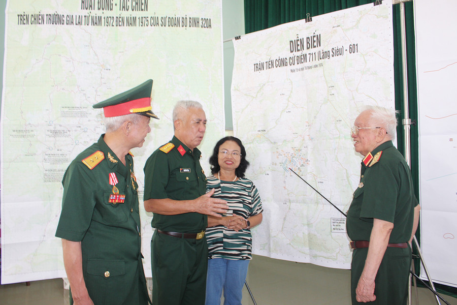 Trung tướng Khuất Duy Tiến (bìa phải)-nguyên Sư đoàn trưởng Sư đoàn 320, nguyên Tư lệnh Quân đoàn 3, Trưởng ban liên lạc truyền thống Đại đoàn Đồng Bằng thông tin về diễn biến trận tiến công cứ điểm 711-601 với các đại biểu tham gia hội thảo. Ảnh: Phan Lài  Trung tướng Khuất Duy Tiến (bìa phải)-nguyên Sư đoàn trưởng Sư đoàn 320, nguyên Tư lệnh Quân đoàn 3, Trưởng ban liên lạc truyền thống Đại đoàn Đồng Bằng thông tin về diễn biến trận tiến công cứ điểm 711-601 với các đại biểu tham gia hội thảo. Ảnh: Phan Lài