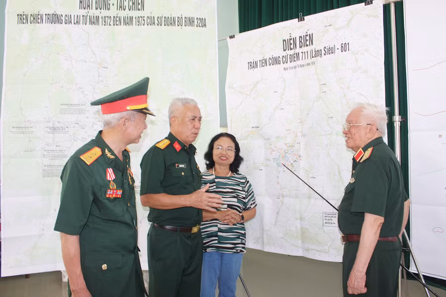  Trung tướng Khuất Duy Tiến (bìa phải)-nguyên Sư đoàn trưởng Sư đoàn 320, nguyên Tư lệnh Quân đoàn 3, Trưởng ban liên lạc truyền thống Đại đoàn Đồng Bằng thông tin về diễn biến trận tiến công cứ điểm 711-601 với các đại biểu tham gia hội thảo. Ảnh: Phan Lài