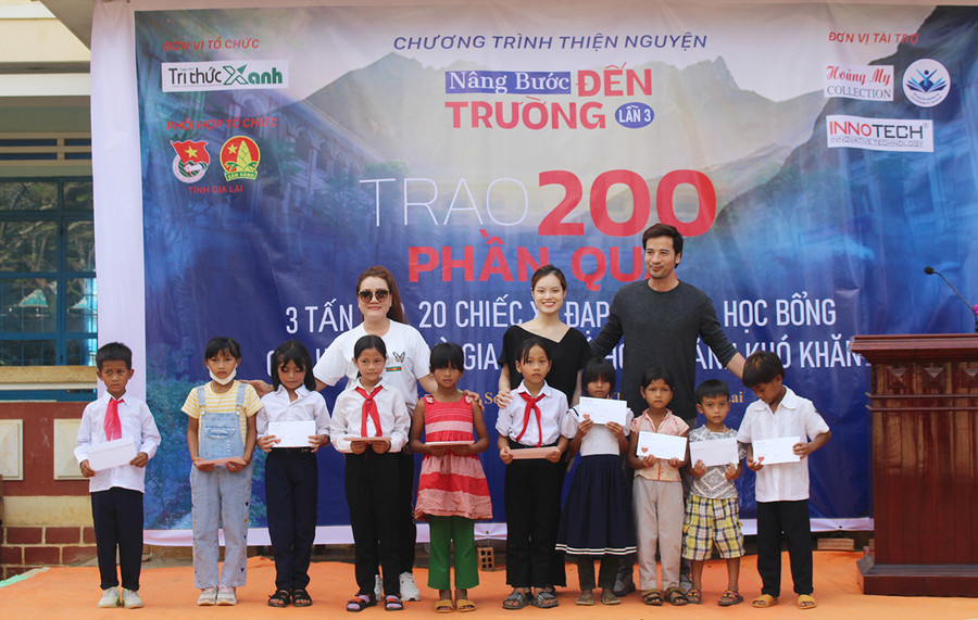 Các em học sinh Trường Tiểu học Sơn Lang (xã Sơn Lang, huyện Kbang) nhận học bổng do Mạnh Thường Quân đến từ TP. Hồ Chí Minh trao tặng. Ảnh: Phan Lài Các em học sinh Trường Tiểu học Sơn Lang (xã Sơn Lang, huyện Kbang) nhận học bổng do Mạnh Thường Quân đến từ TP. Hồ Chí Minh trao tặng. Ảnh: Phan Lài