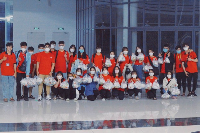 Thành viên Fly To Sky chi nhánh TPHCM chuẩn bị các phần quà tặng người vô gia cư, người khó khăn. Ảnh: NVCC