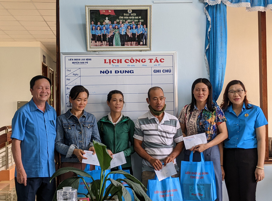 Đồng chí Nguyễn Ngọc Minh tặng quà cho 4 đoàn viên công đoàn không máy bị bệnh hiểm nghèo. Ảnh: Nguyễn Hiền