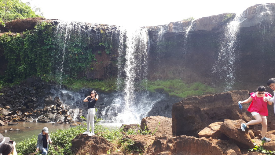 Sau khi đi bộ khoảng hai trăm mét, du khách có thể tiếp cận chân thác Mơ. 