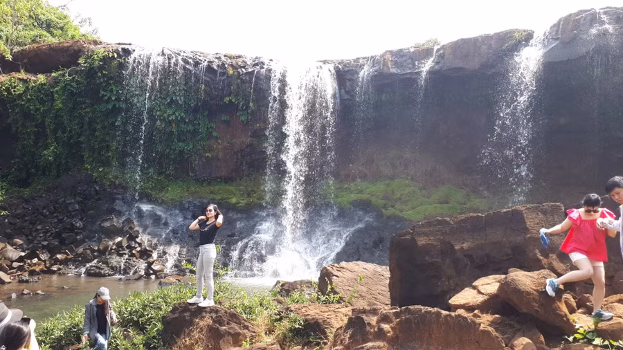 Sau khi đi bộ khoảng hai trăm mét, du khách có thể tiếp cận chân thác Mơ. 