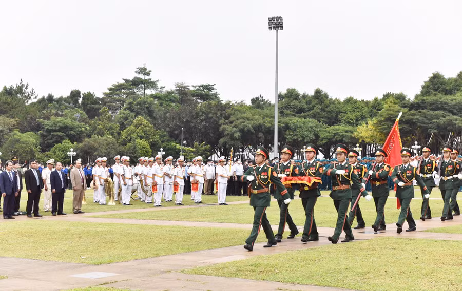 Lực lượng vũ trang thực hiện nghi lễ diễu hành qua Quảng trường Đại Đoàn Kết. Ảnh Đức Thụy