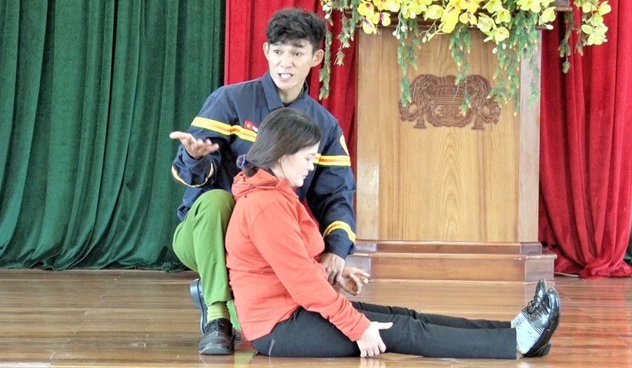 Hướng dẫn thực hành các tình huống cứu nạn cho học viên lớp tập huấn. Ảnh: Hà Đức Thành