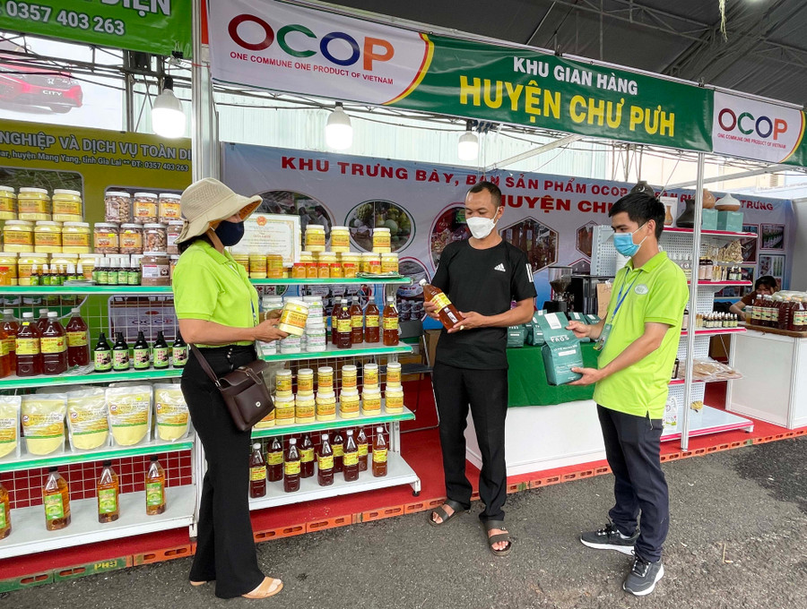 Các gian hàng của tỉnh Gia Lai tham gia tại Hội chợ. Ảnh: Vũ Thảo