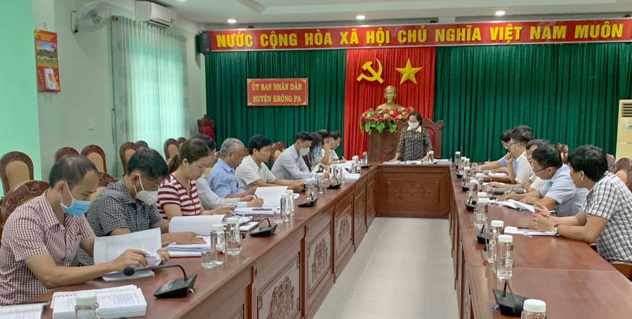 Quang cảnh buổi làm việc của đoàn giám sát tại huyện Krông Pa. Ảnh: Vũ Chi