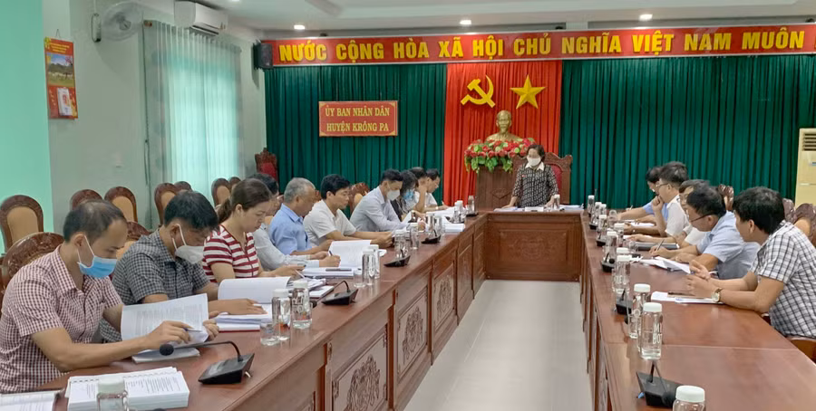 Quang cảnh buổi làm việc của đoàn giám sát tại huyện Krông Pa. Ảnh: Vũ Chi